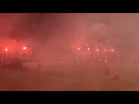 "¡Qué lindo ser Morado! Saprissa vs LDA, entrada de equipos 14 de octubre 2022" Barra: Ultra Morada • Club: Saprissa