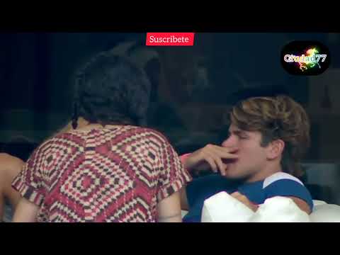 MARCOS TRISTE LLORA JUNTO A SU HERMANA / ELLA LO CONSUELA