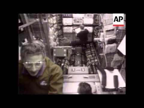 Space - Atlantis closes in on Mir space station