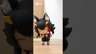 座っている大神ミオ(ウチウチ！ ウチだよ、大神ミオだよ！)