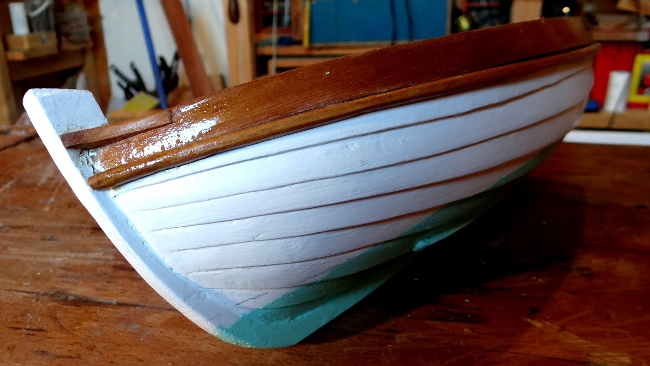 Bateau jouet 34 Border une maquette de canot à clins