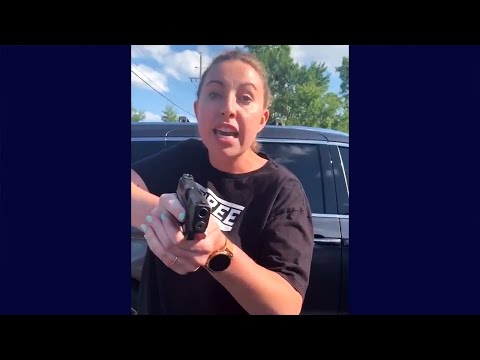 , title : 'Wanita kulit putih menodongkan pistol ke wanita kulit hitam saat bertengkar di tempat parkir restoran di Michigan'