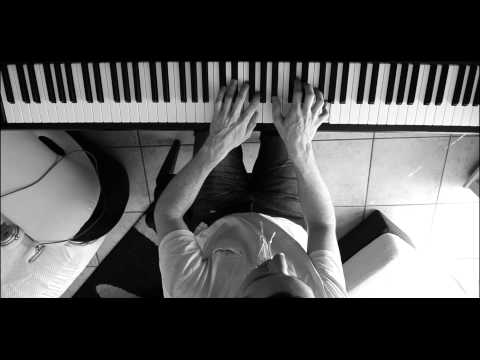 Apple iPhone 5 - Photo Every Day commercial (BLUE - Rob Simonsen Piano Cover )