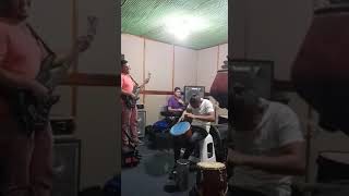 Arabe explota a ozuna y carlos vives con sus musicos