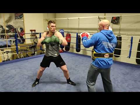 MMA Fighter Punches like a gorrilla!!!