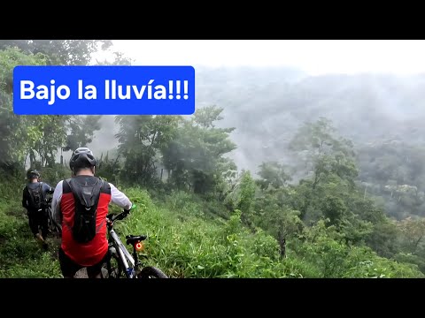 Bajo la lluvía en Teotepeque, La Libertad 