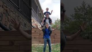 Download lagu Owens Triple Shoulder Ride💪💪 mp3