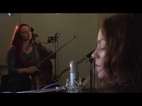 Cellistin Stefanie John  & Singer-Songwriterin Siri Svegler beim Projekt Supersession Berlin