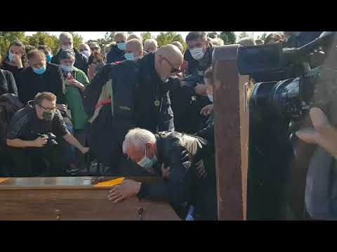 Era Ojdanić plače i kuka nad sandukom Bore Drljače - 14.10.2020.