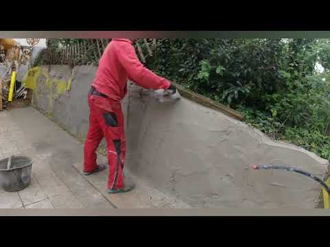 Mauer schnell verputzen. Obere Schicht mit Zementputz über Verbundmatte auftragen und glätten