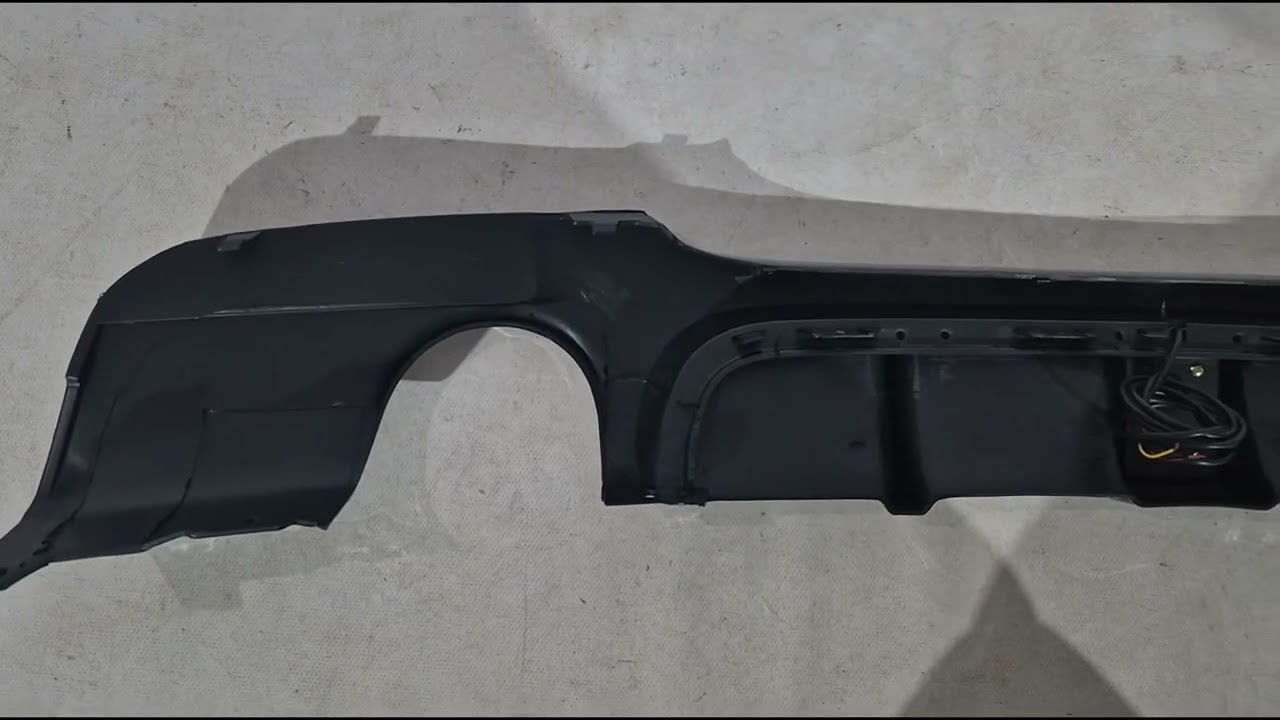 Диффузор заднего бампера под двусторонний одиночный выхлоп LED (для M-Sport, ABS) Video 1