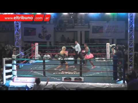 Alejandra "Locomotora" Oliveras retiene su título pluma de la Organización Mundial de Boxeo