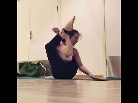 How Women Stretch and Split on Instagram - 086 - sirisyoga - Siri 🧘‍♀️ Ashtanga Practitioner