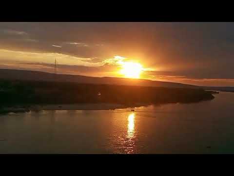 Pôr do sol aí na divisa do Muquém de São Francisco em Ibotirama olha a ponte do rio