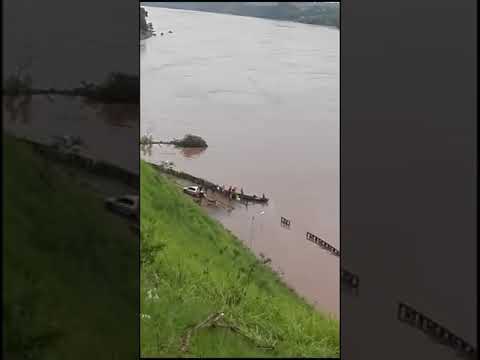 Puerto Piray Ni la crecida del río Paraná lo detienen  fueron filmado cuando descargaban