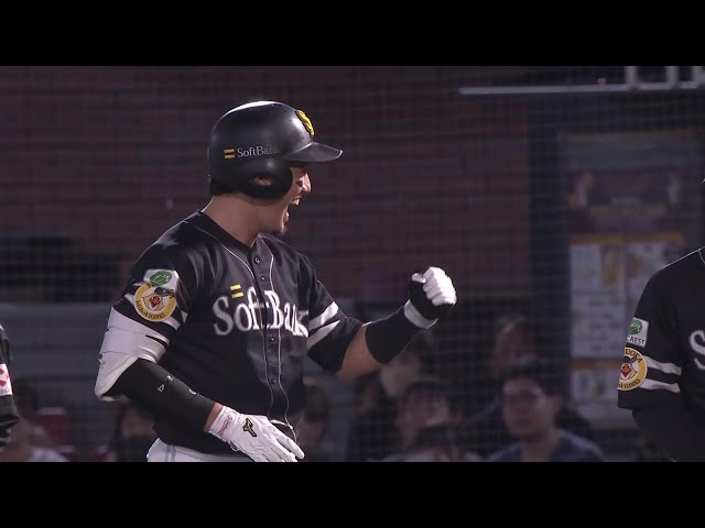 【7回表】均衡を破る!! ホークス・栗原陵矢 満塁のチャンスでセンターへ抜ける先制2点タイムリーヒット!! 2025年9月25日 東北楽天ゴールデンイーグルス 対 福岡ソフトバンクホークス