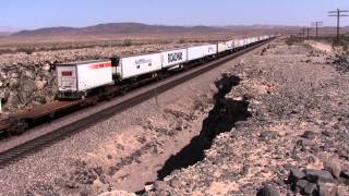 preview picture of video 'BNSF Needles sub - container train - Ash Hill - #15'