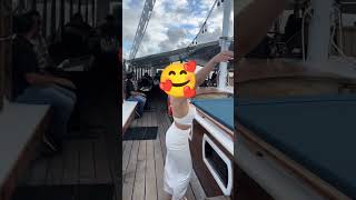 巨乳＆デカ尻美女がクルーズの甲板でシリシリダンス✨