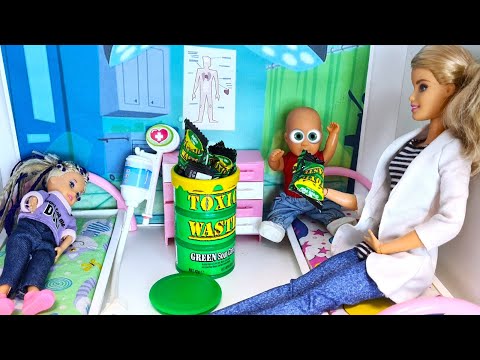 КИСЛЫЕ КОНФЕТЫ ЧЕЛЛЕНДЖ🤢🤮😁 Катя и Макс веселая семейка! Смешные куклы Барби истории Даринелка ТВ