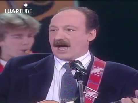 Vídeo: Suso Vaamonde en <cite>Luar</cite> da TVG, interpretando o poema de Celso Emilio Ferreiro «Un soño».  13 de xaneiro de 1993