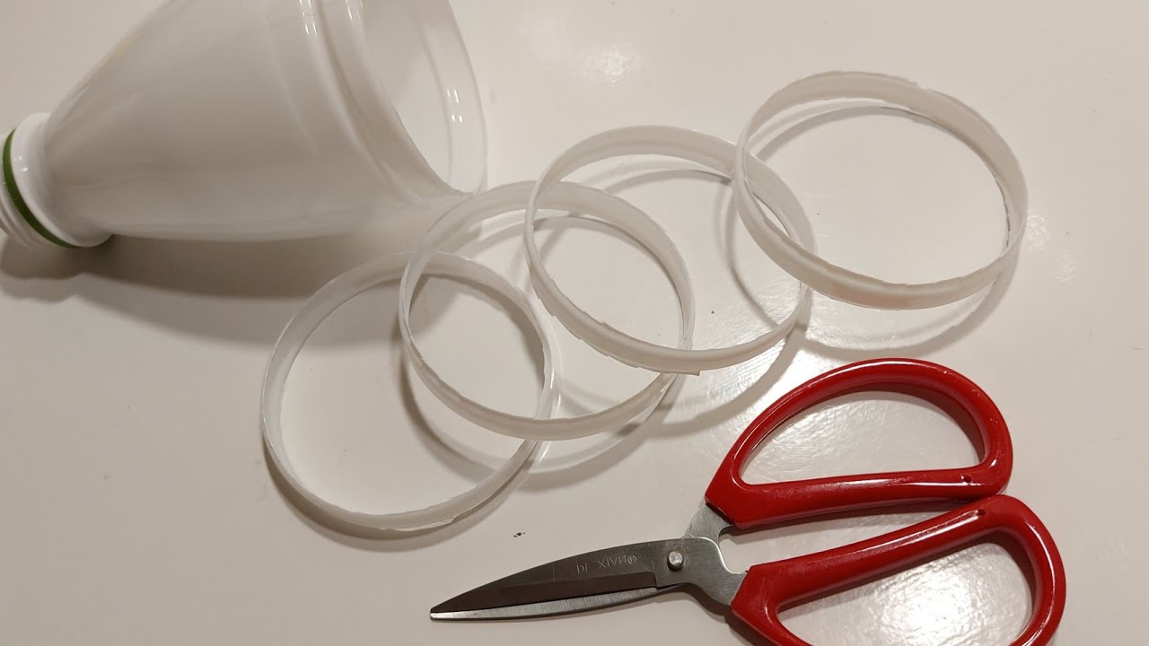 ВЗЯЛА ПОРЕЗАЛА НА мелкие КУСОЧКИ ПЛАСТИКОВУЮ БУТЫЛКУ,а ПОТОМ ЗАЛИЛА ...