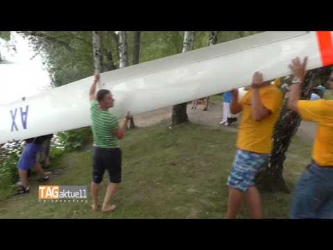 Segelflieger landet im Schwanenteich