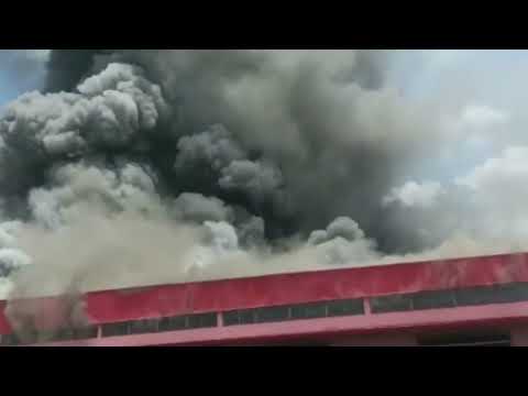 INCÊNDIO ATINGIU UM GALPÃO DA EMPRESA IRMÃOS FISCHER EM BRUSQUE SC