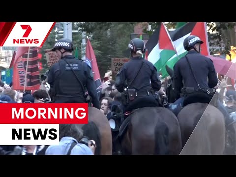 血腥衝突爆發！反對伊薩克·赫爾佐格到訪，澳洲城市爆發示威潮！ | 7NEWS (Violence erupts as protests sweep Australian cities against Isaac Herzog's arrival | 7NEWS)