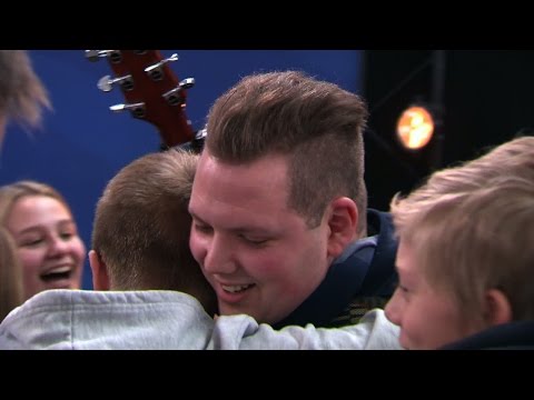 Läraren Rasmus Eriksson blir överraskad av sina elever - Idol Sverige (TV4)