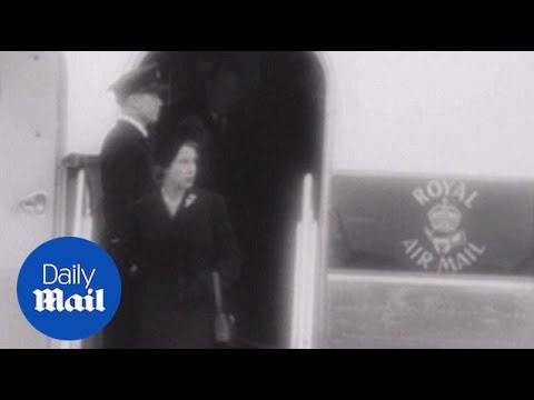 Queen Elizabeth leaves aircraft after death of father in 1952 - Daily Mail