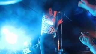 Laura Närhi - Salaa yksinäinen nainen