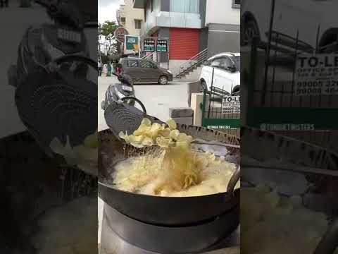 Desi potato uncle chips making on streets of #bangalore #unclechips #potatochips #foodshorts #shorts