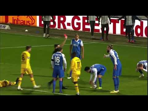 Foulspiel oder rutscht der Angreifer nur aus ?