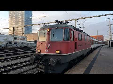 SBB Re 4/4 II 11156 mit einem IC aus Zürich in Singen am 14.01.2023