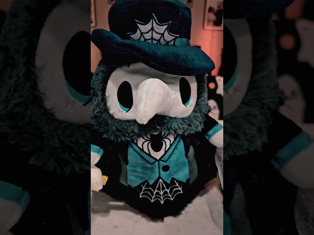 Vídeo relacionado con Squishable - Mini Doctor de la Plaga - The Mysterious Doctor Plague Collection - 25 cm - Peluche Suave de colección - Brilla en la Oscuridad