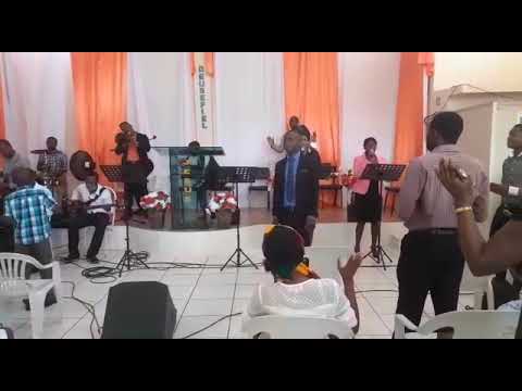 A la ou gran Senyè mwen m'adorew,ou se Bondye depase tout lòm pata panse tout tanm vivan map...