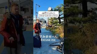 スーツケースを持って人力車に乗ろうとするギャル!