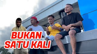 Download lagu BUKAN SATU KALI - SAMUEL SRAUN, CHAKEN, MONTEX SMB ( official music video ) mp3 Download lagu BUKAN SATU KALI - SAMUEL SRAUN, CHAKEN, MONTEX SMB ( official music video ) mp3