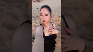 黒髪の爆乳美女がエロいポーズを取ってしまいます…