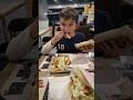 Je défi mon fils manger tacos sans boire