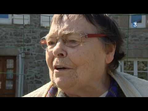 Jacques Prévert mort il y a 40 ans a vécu dans la Hague à Omonville-la-Petite où il est enterré