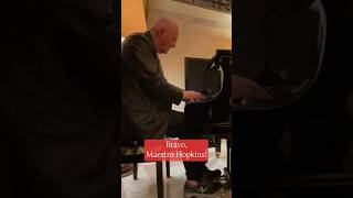 Anthony Hopkins playing piano in hotel lobby! 🎹