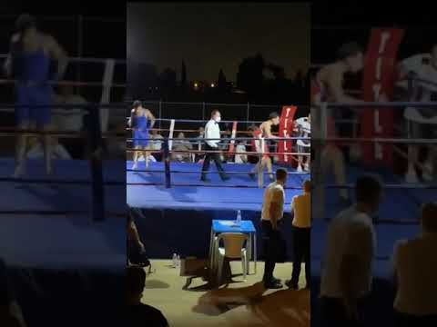 Boxe Pizzo Napoli - Scandaloso Maestro di Pugilato prende a sediate arbitri e giudici a Recale