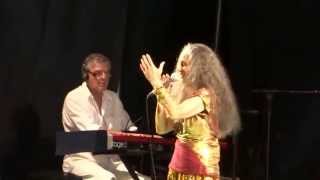 Maria Bethânia canta "Agradecer e Abraçar" em Santo Amaro da Purificação