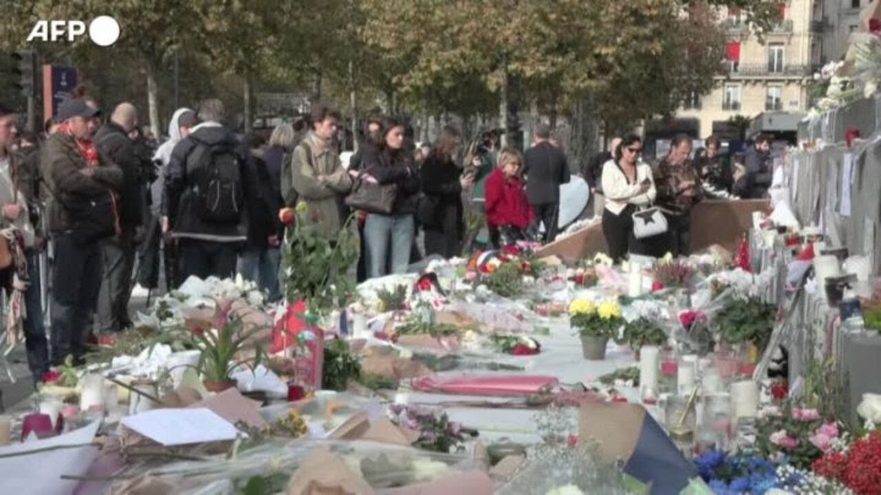 Parigi, candele e preghiere: la commemorazione dieci anni dopo gli attacchi terroristici