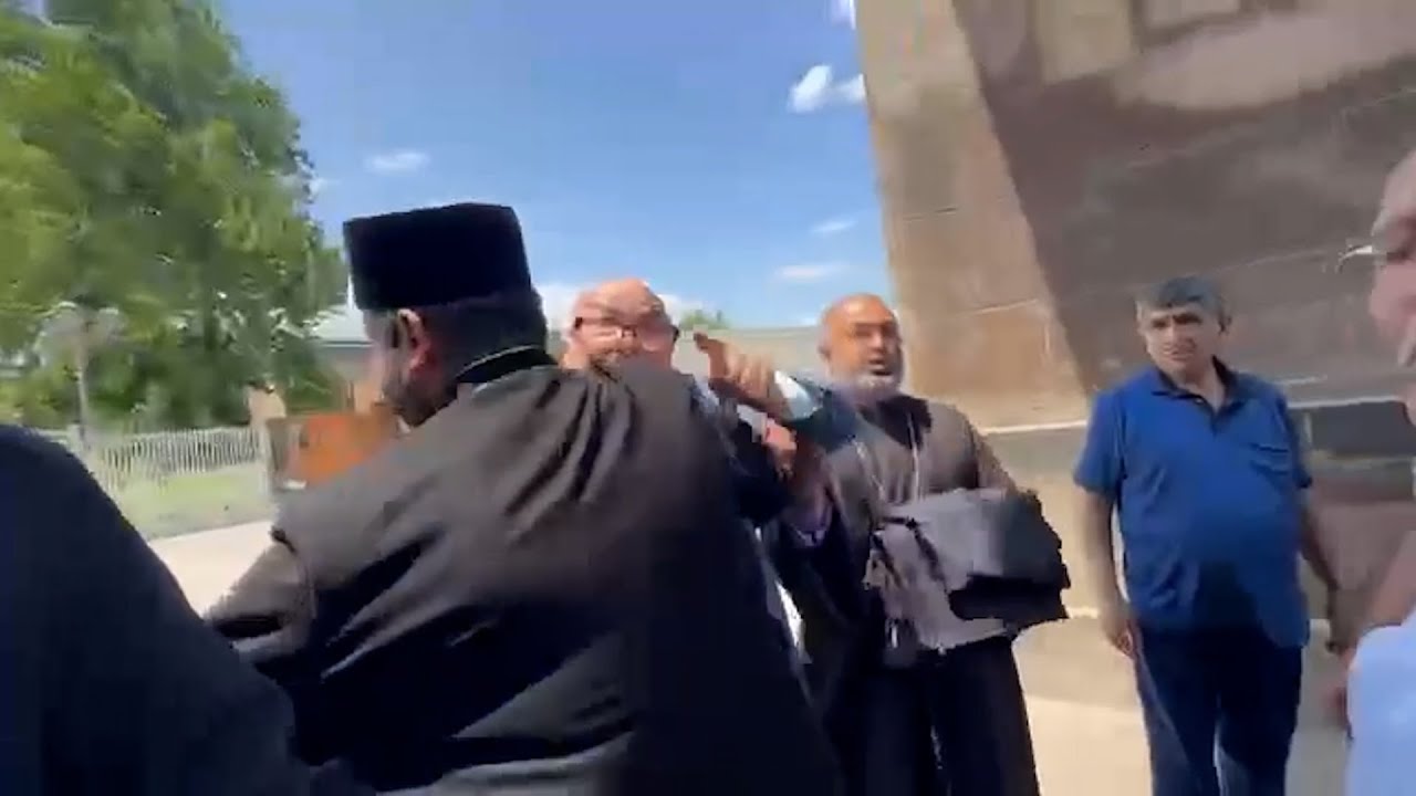 Կռիվ՝ Մայր Աթոռի բակում. Ջեմբերջին հարձակվեց լրագրողի վրա