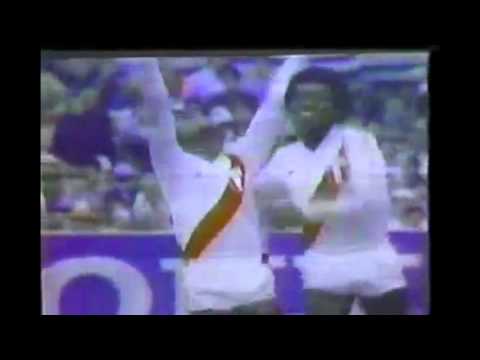 Julio César Uribe anota el 2-0 ante Uruguay en el Estadio Centenario - Eliminatorias España 82