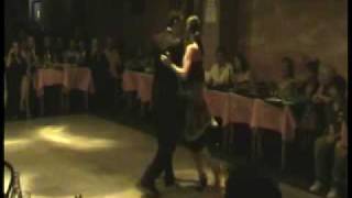 ricky barrios y laura melo bailan en Porteño y Bailarin durante el homenaje Pedro Monteleone