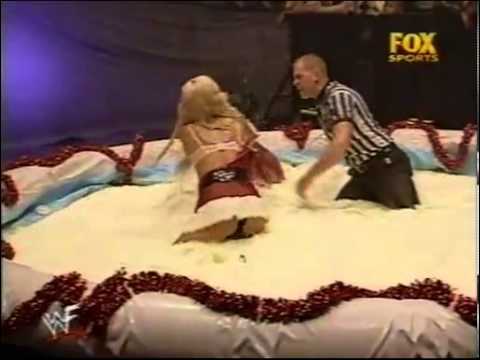 Stacy Keibler vs Torrie Wilson (EGGNOG MATCH!) wwe