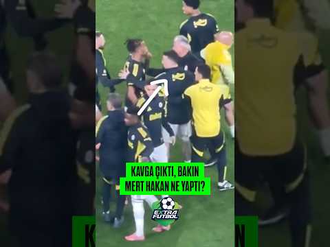 Mert Hakan'ın tartışmaya hiç bulaşmadan en arkada beklemesi dikkatlerden kaçmadı!